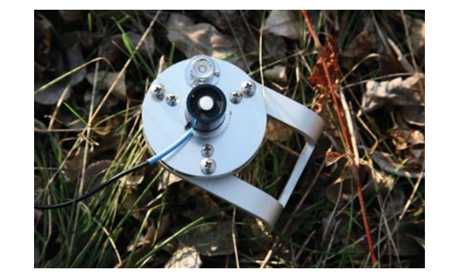 leveling fixture for light sensor on ground