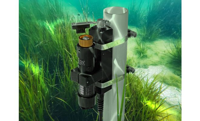 MX2502 deployed underwater with wiper